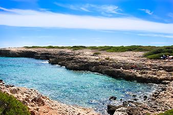 a b: Strand Es Caló des Moro