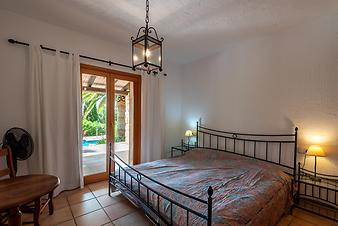 Finca Casa Ses Anyanes: Schlafzimmer 2 seitlich zur Terrasse