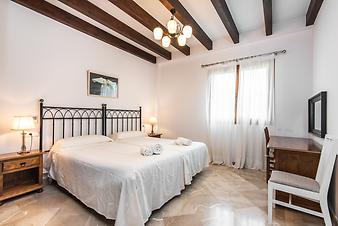 Finca El Palmeral: Schlafzimmer 1, rechts, hinter der Treppe