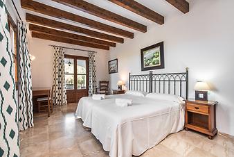 Finca Sa Pleta: Schlafzimmer 1, hinter der Treppe