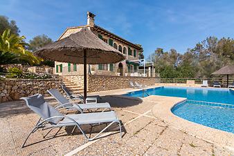 Finca Son Capellet: Sonnenschirme am Pool