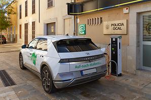 Ladestation Fenienergia Ladepunkt Sant Llorenc vor der Polizei: Elektroauto auf Mallorca in Sant Llorenc.jpg